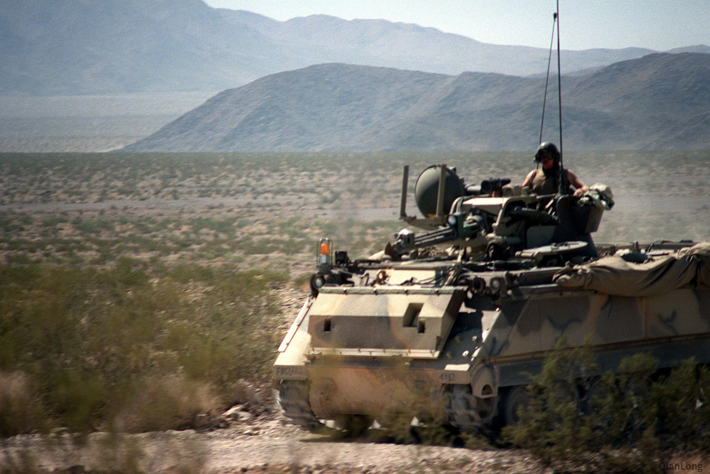 机动中的m163"火神"自行高炮.