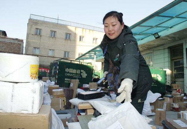 邮政人的"快递情怀" 向坚守成为习惯的人致敬-千龙网·中国首都网