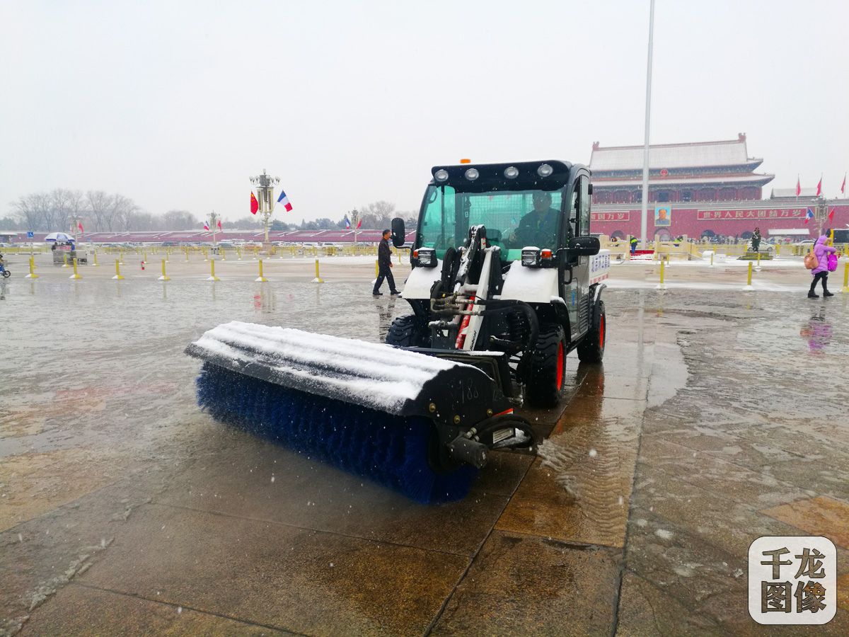 北京环卫集团北京机扫公司天安门环境服务中心职工驾驶"山猫"扫雪车在