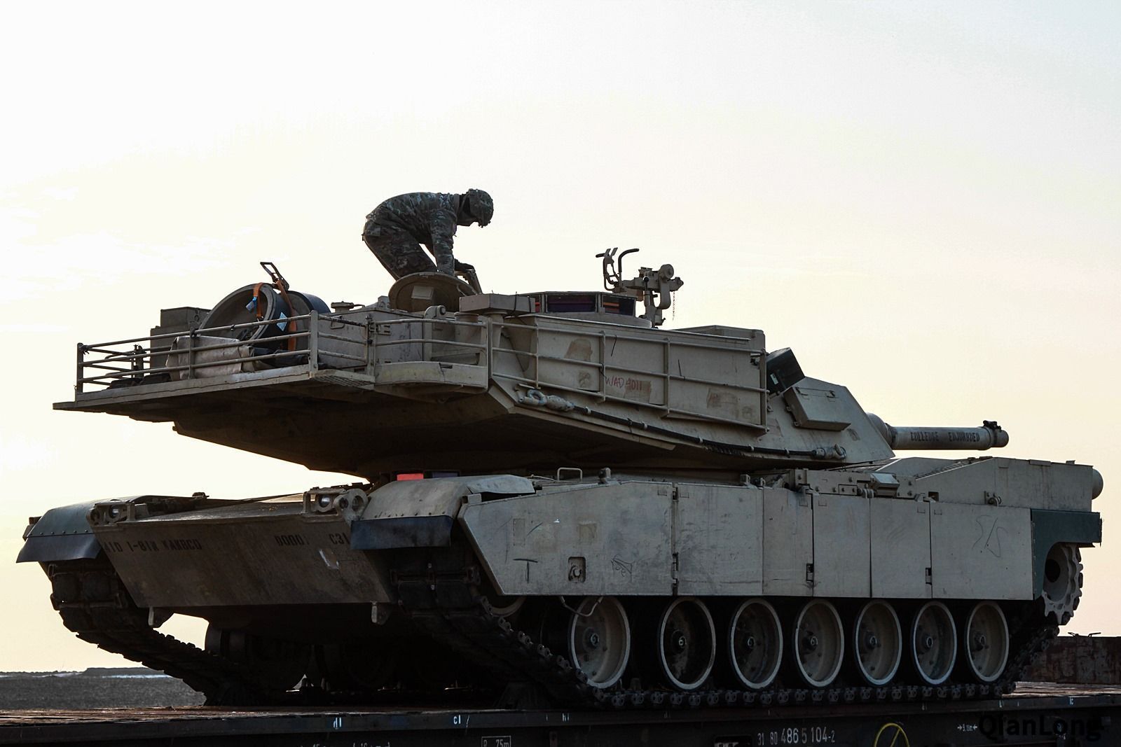 14.阳光下的m88a2装甲抢修车.