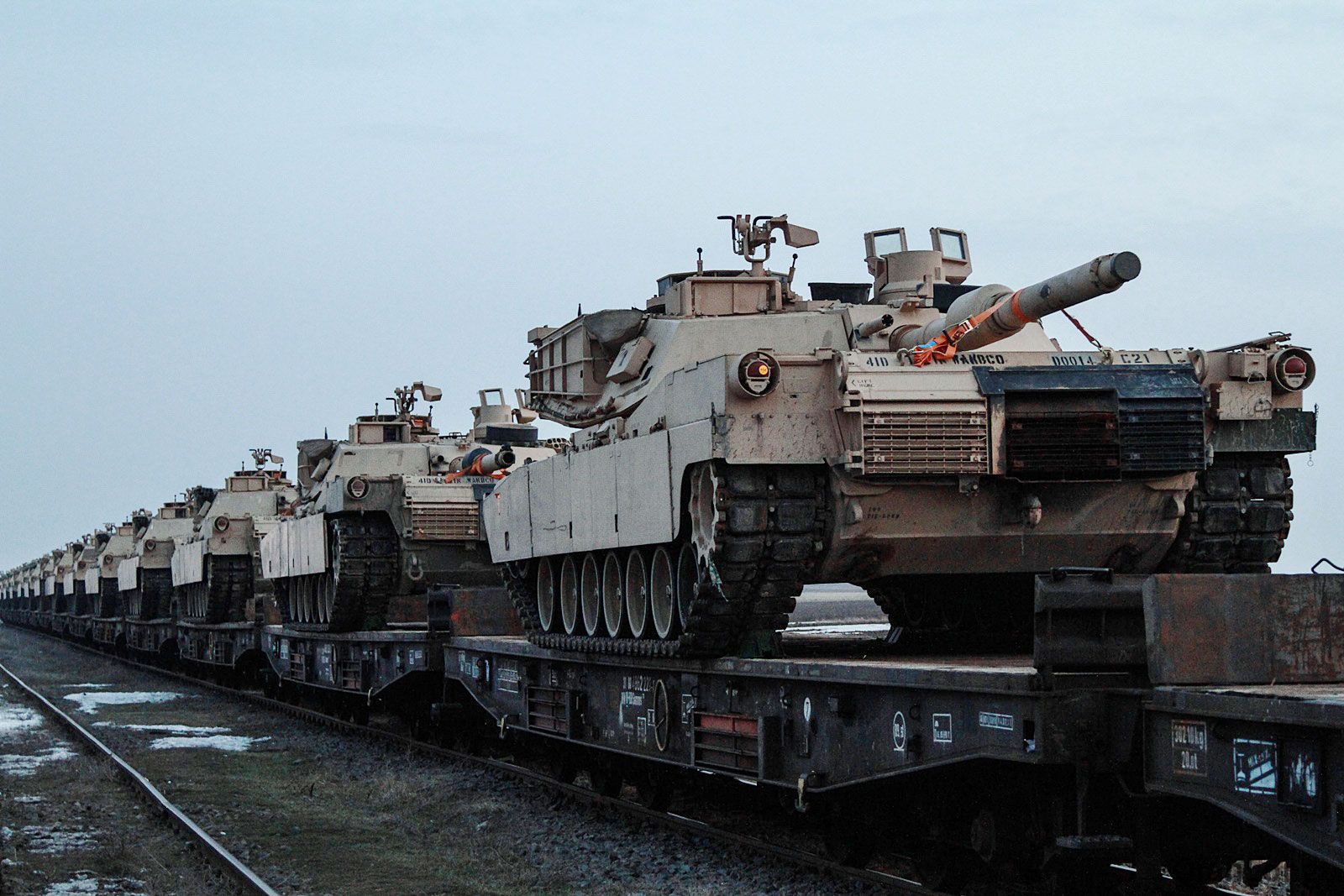 通过铁路运输的m1a2"艾布拉姆斯"主战坦克.
