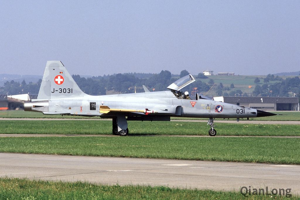 准备滑跑的f-5e"虎"Ⅱ战斗机.