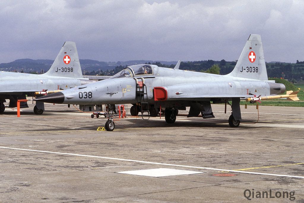 另一架停在地面的f-5e"虎"Ⅱ型战斗机.