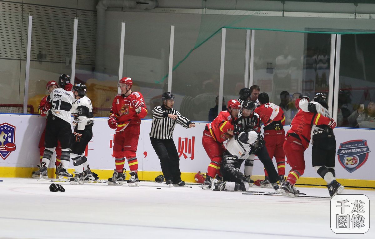 冰球打架亦绅士单挑约定俗成拒绝群殴9