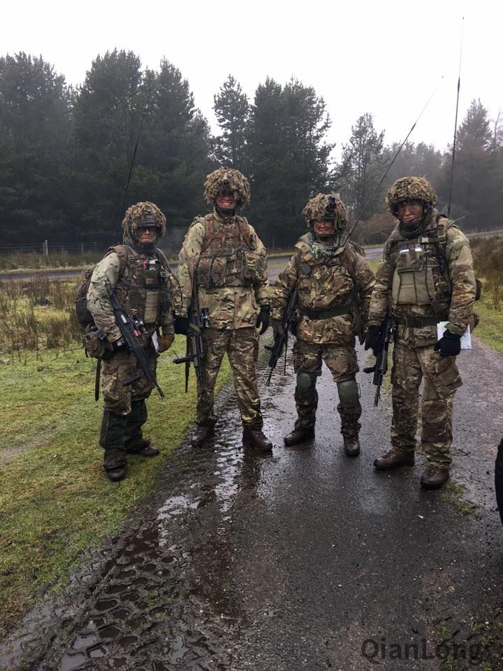 演习中的英军炮兵除了火炮还带了不少装备3