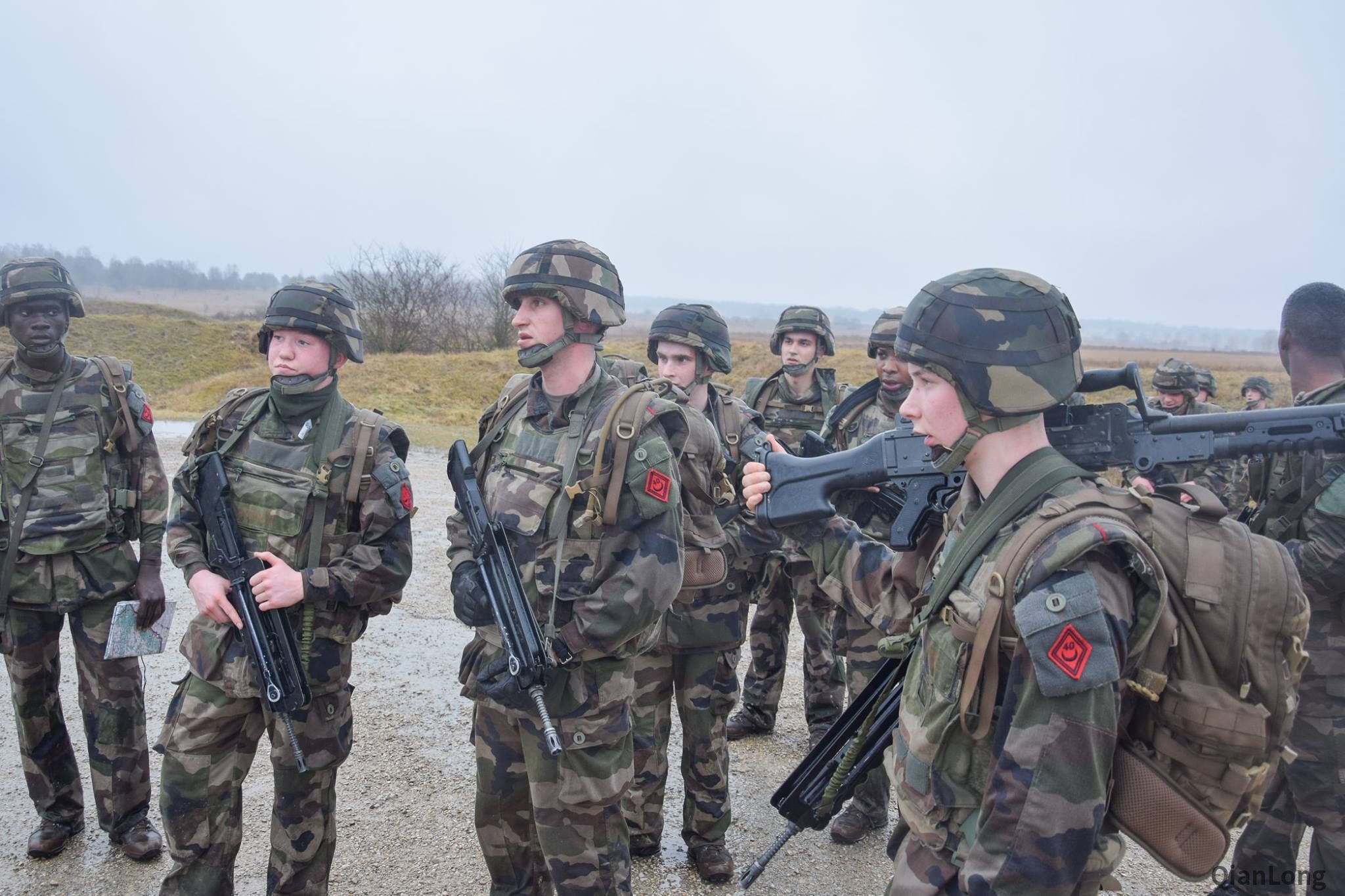 法军炮兵进行射击训练链节散了一地