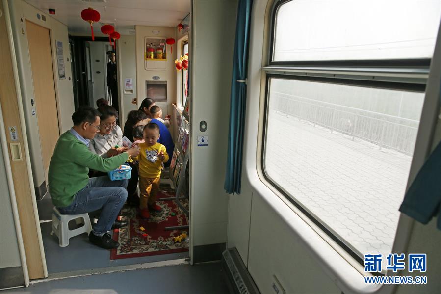 3月5日,在k1284次列车(济南到聊城段)上,旅客带着孩子在"小候鸟栖息地