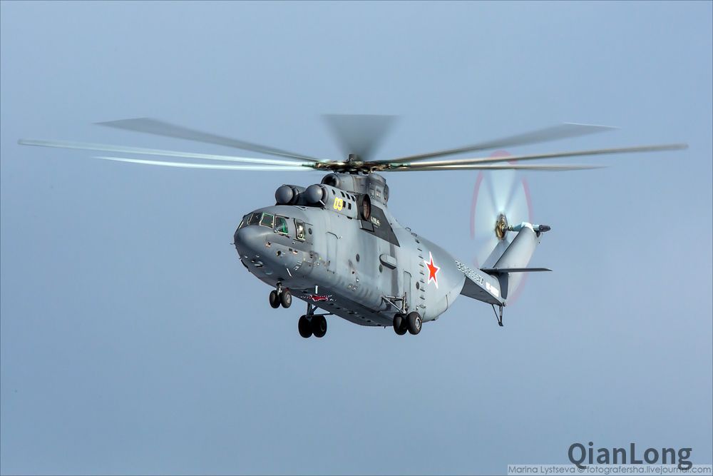 其实就是一架米-26"光环"大型直升机.44.