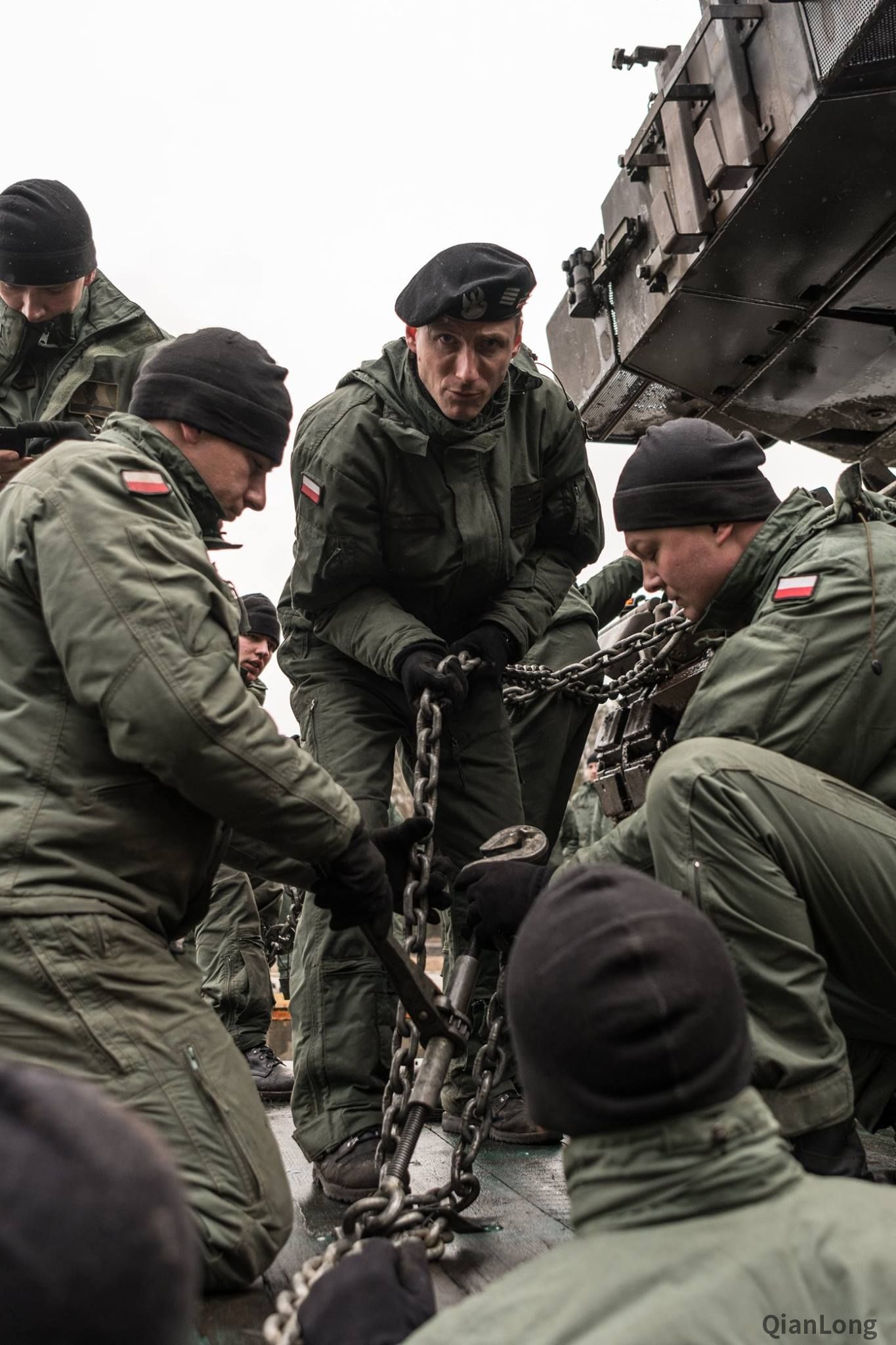 正在固定"豹"2a5坦克的波兰士兵.