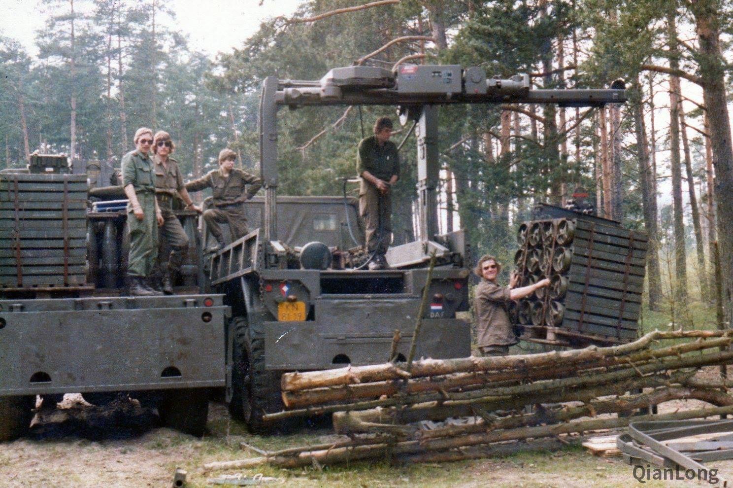 荷兰陆军175毫米火炮射击训练炮兵被吊起来还乐不可支