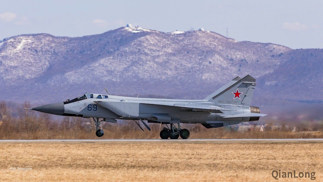 俄海军唯一米格-31战斗机中队进行飞行训练 橘色飞行服独具特色(9)