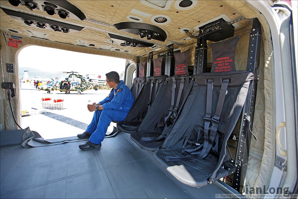 aw-139直升机内部空间宽敞,可以承担多种任务.