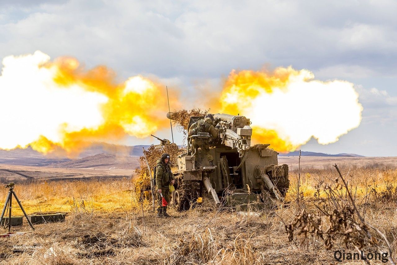 俄东部军区举行炮兵演习各种大口径火炮炸翻演习场6