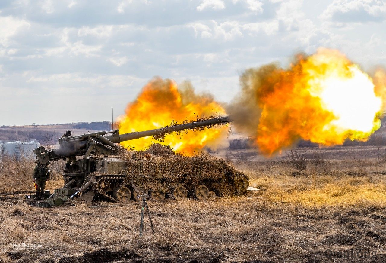 俄东部军区举行炮兵演习各种大口径火炮炸翻演习场7