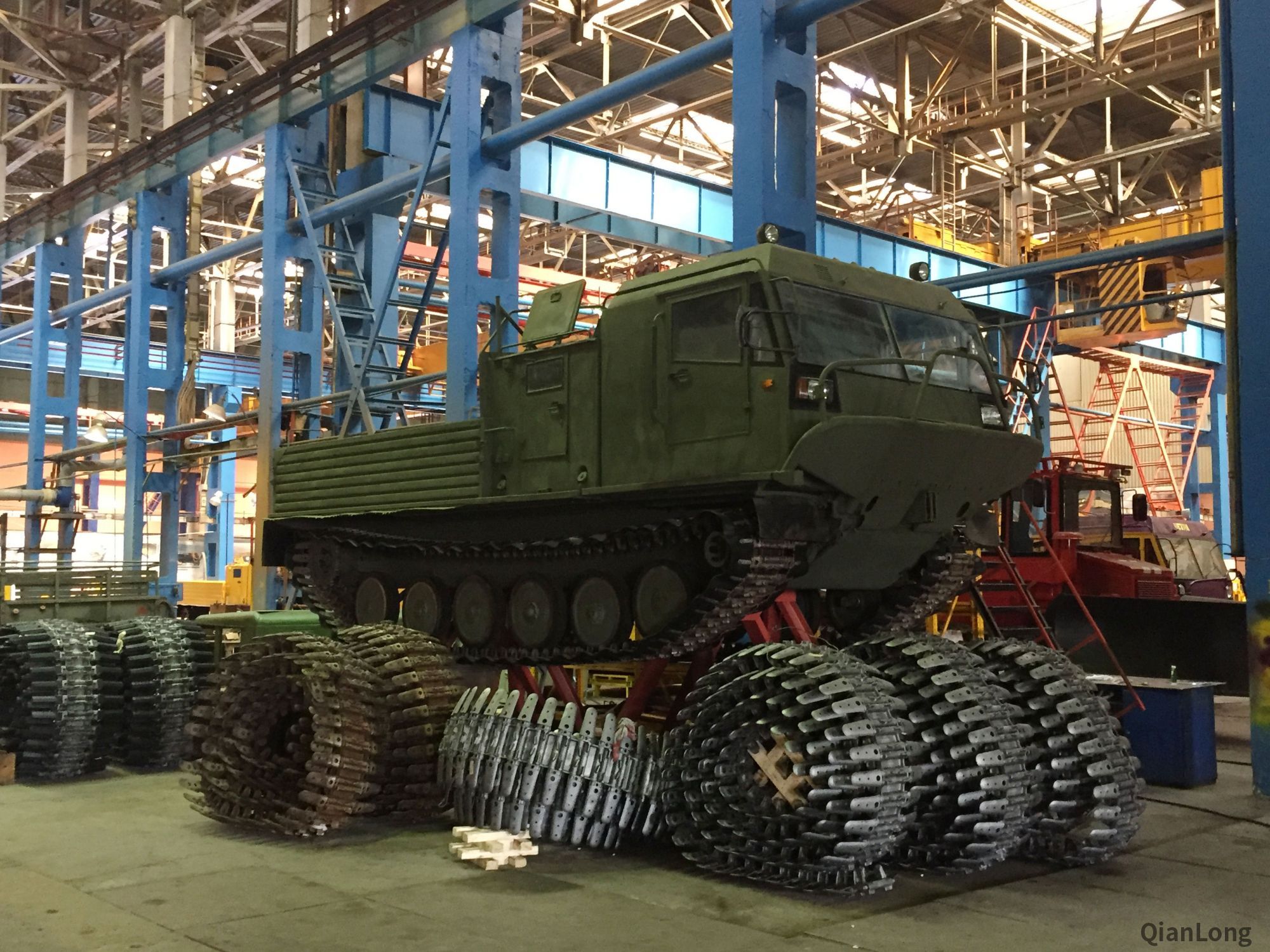 准备交付军方的chyetra tm140履带式运输车,已经刷上了涂装.