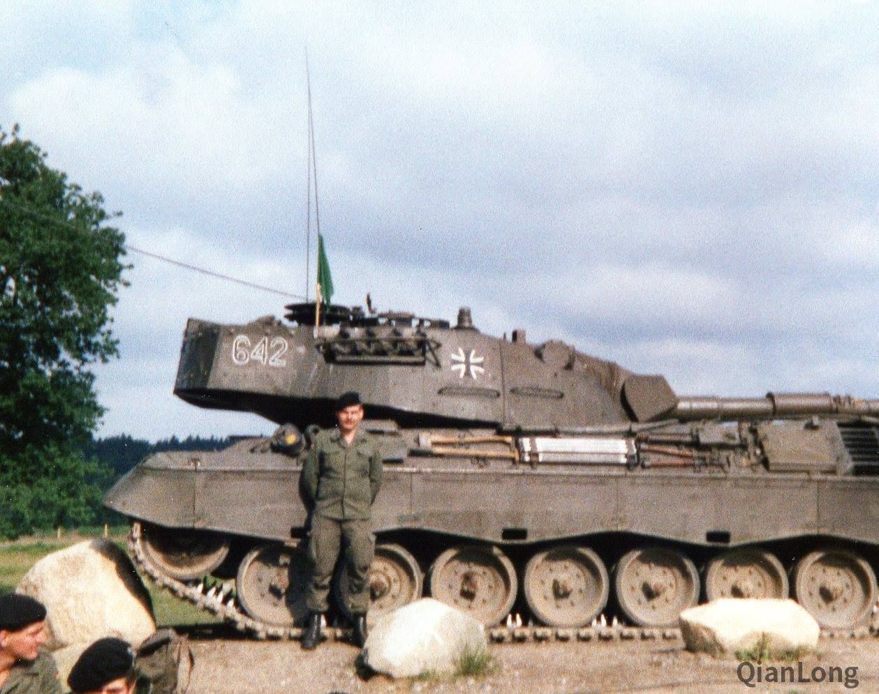 80年代的德国装甲部队对外展示压小汽车表示坚不可摧5