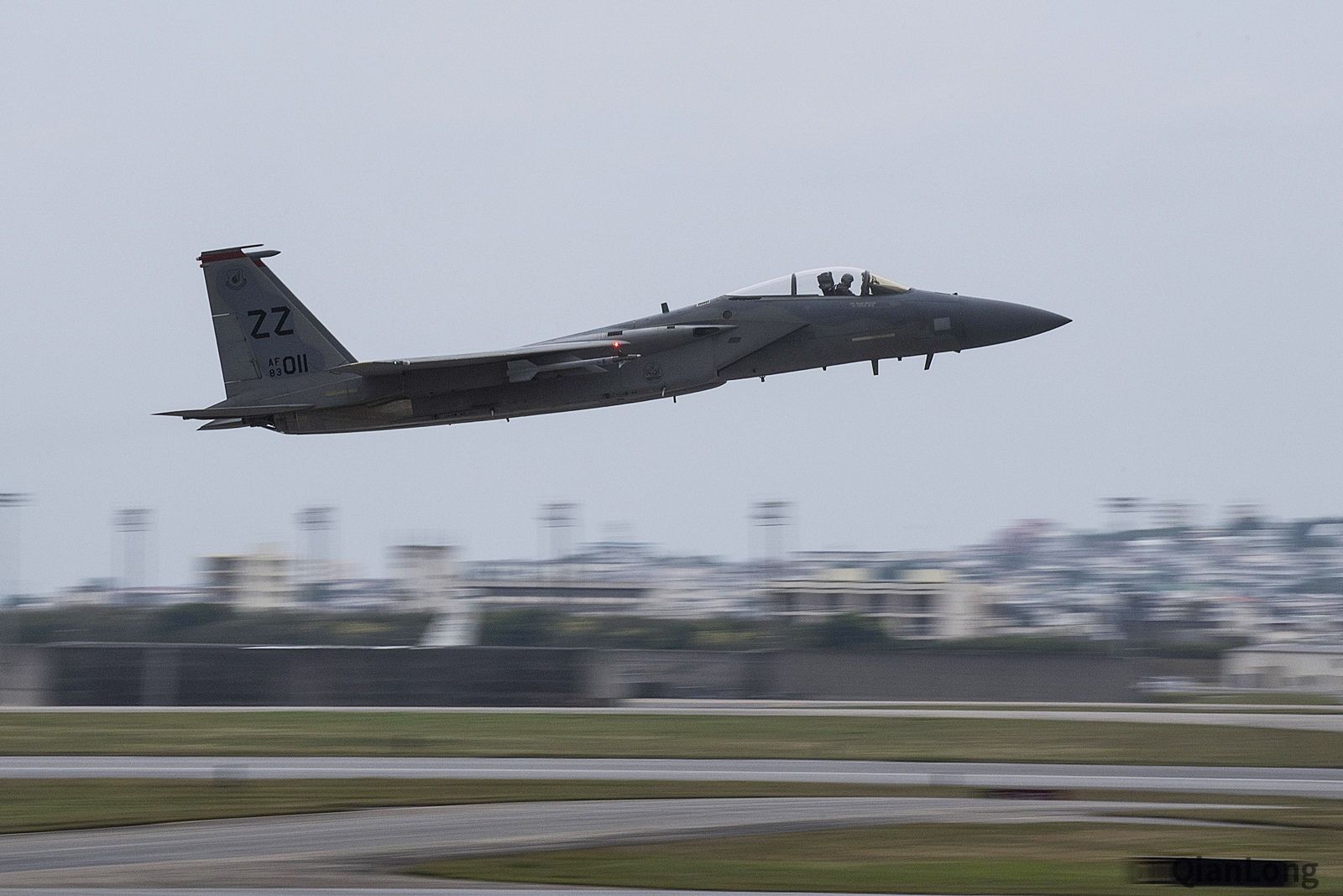 冲绳基地的f-15战斗机 大爱低空飞行