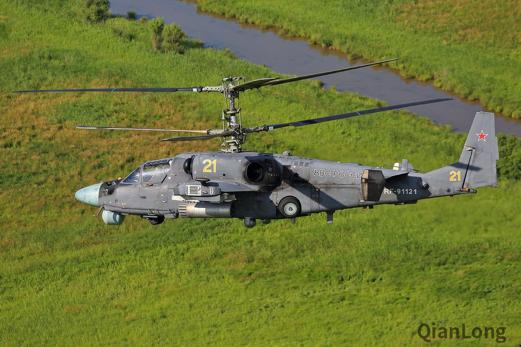 俄罗斯空军卡-52武装直升机进行飞行训练 座舱布置充满科幻色彩(10)