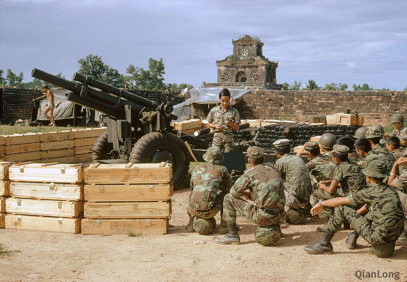 集结在前线的越南炮兵,背后的火炮则是m102型105毫米榴弹炮.