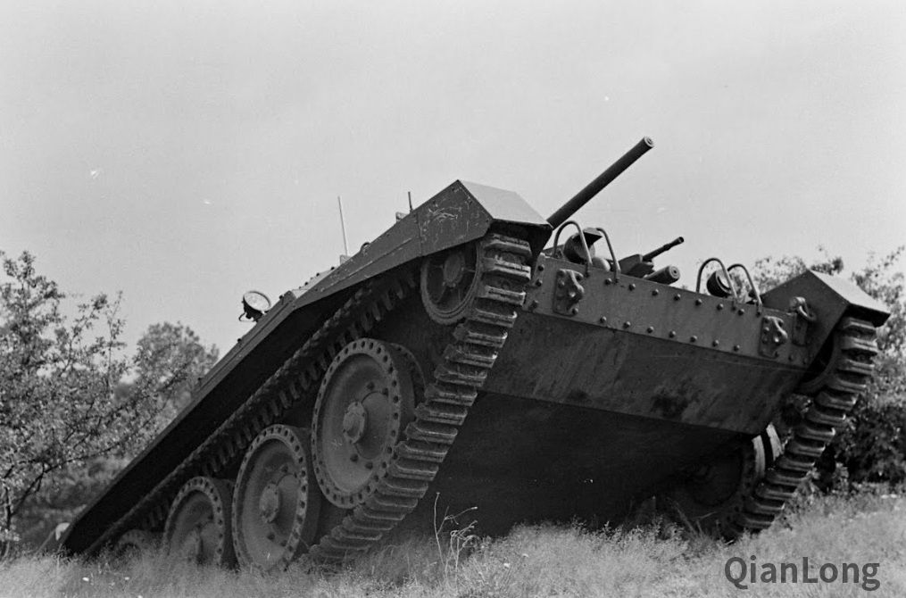 测试中的英国十字军mkⅣ巡洋坦克主炮口径才40毫米