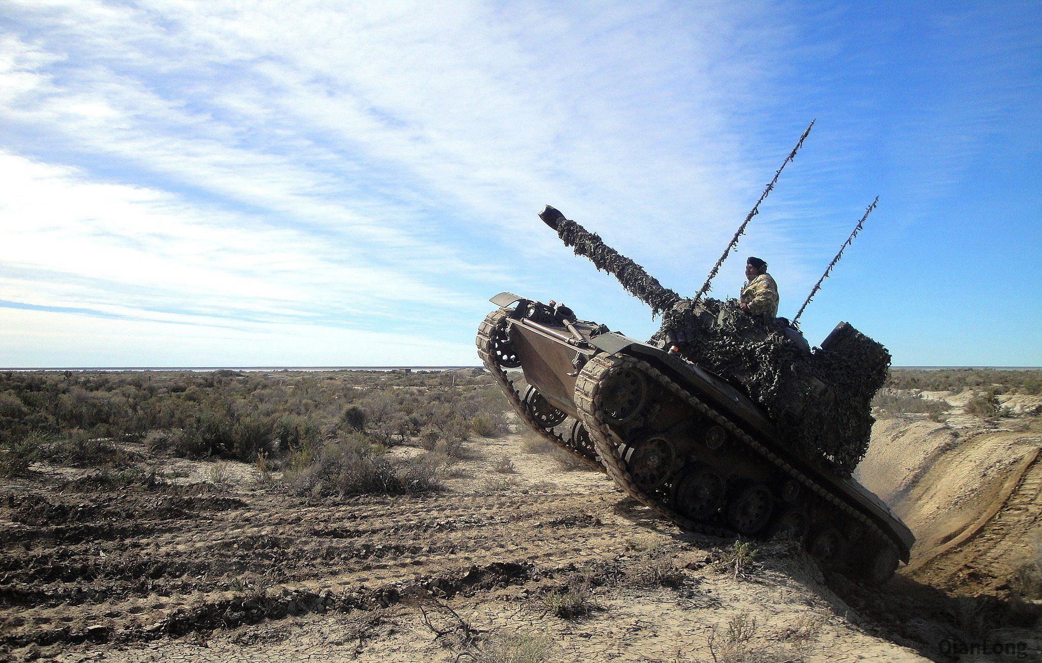 阿根廷陆军sk-105a2轻型坦克训练 已经有50多年的历史了-千龙网·中国