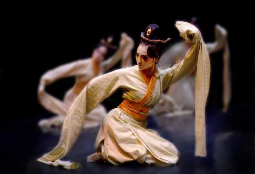 (徐州博物馆汉代舞俑图)"长袖善舞,多钱善贾"(《韩非子·五蠹》).