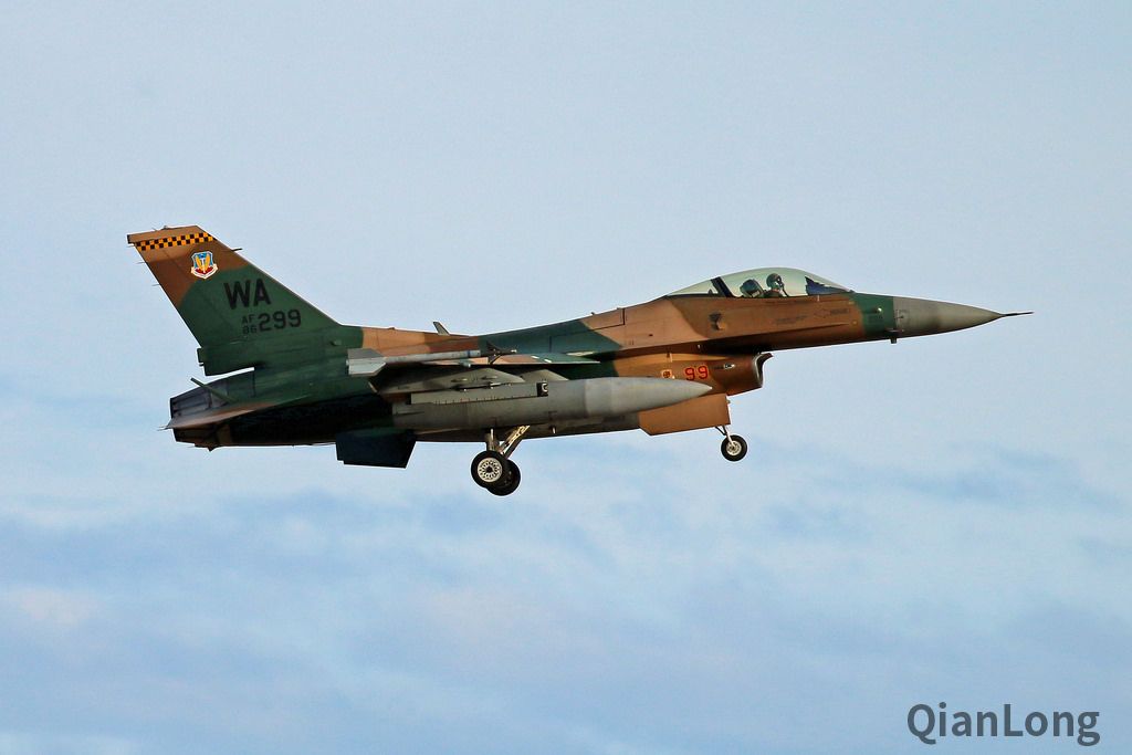 采用沙漠涂装的f-16"隼"战斗机.