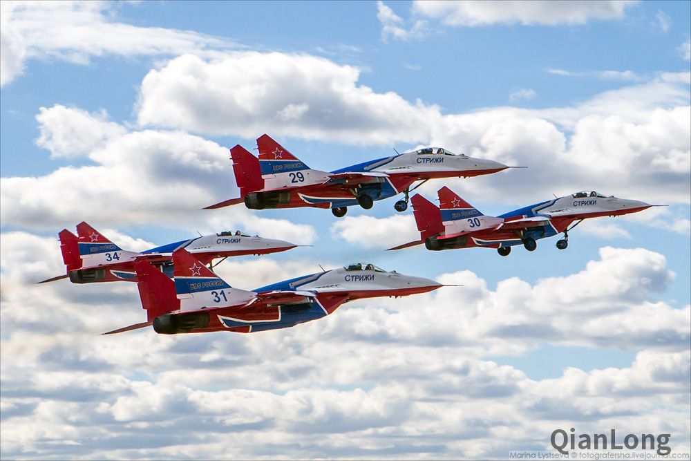 俄罗斯两大飞行表演队垂尾换涂装 战斗机秒变棒棒糖?(4)