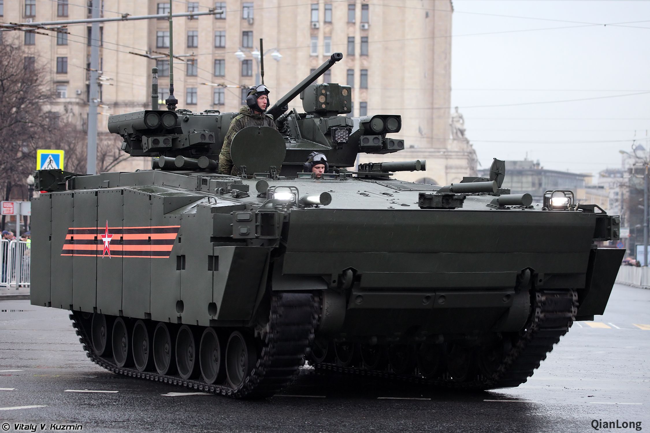 从阅兵彩排现场返回的"库尔干人"25步兵战车,项目编号为695工程.