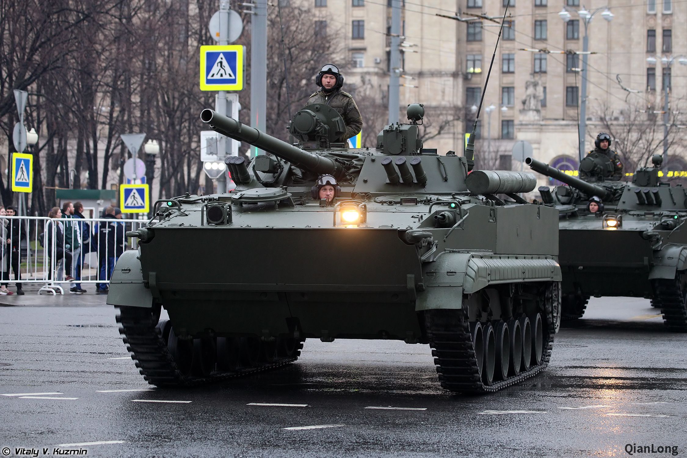 结束胜利节阅兵彩排的俄军地面车辆方阵后勤维护车辆存在感好低8