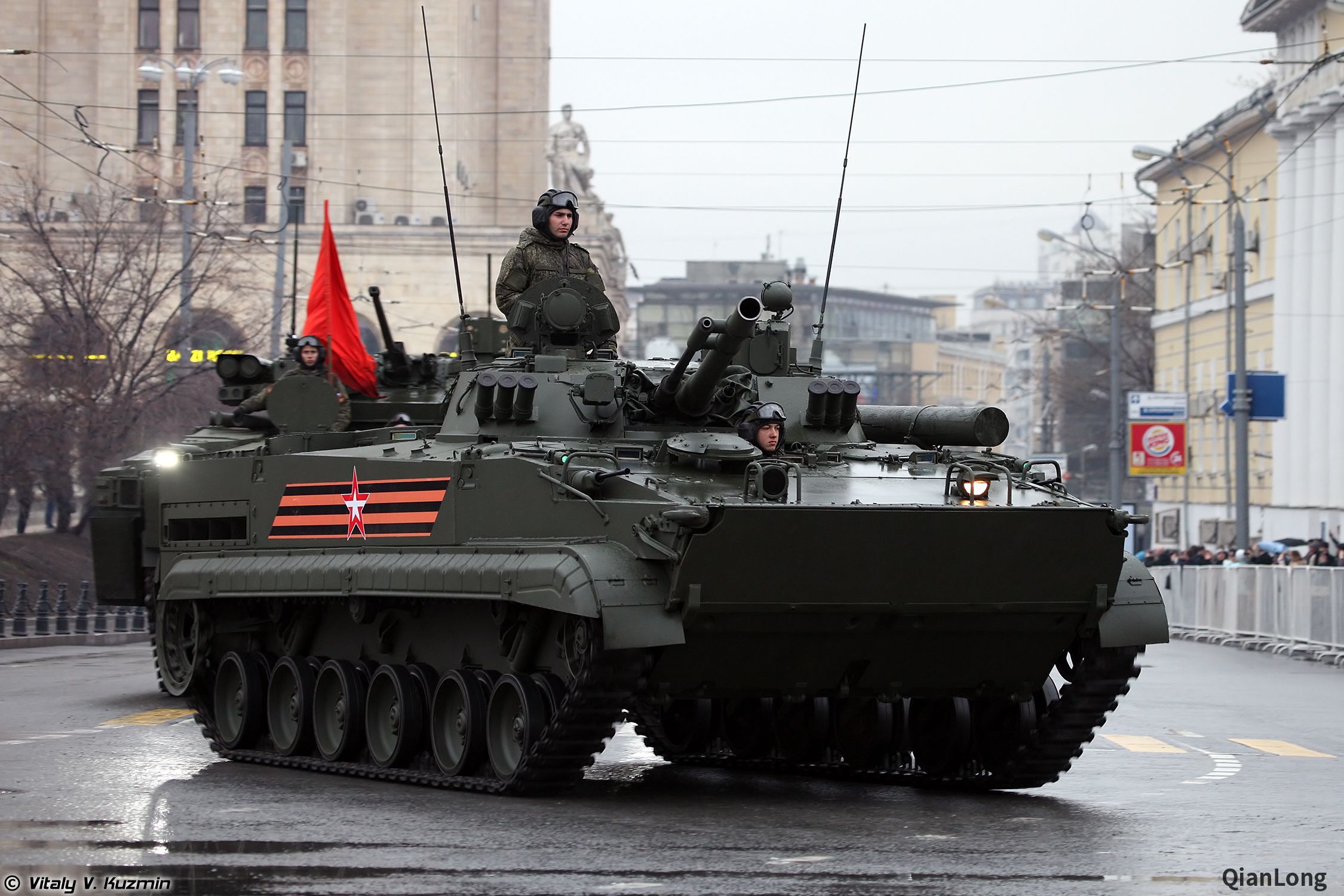 结束胜利节阅兵彩排的俄军地面车辆方阵后勤维护车辆存在感好低8