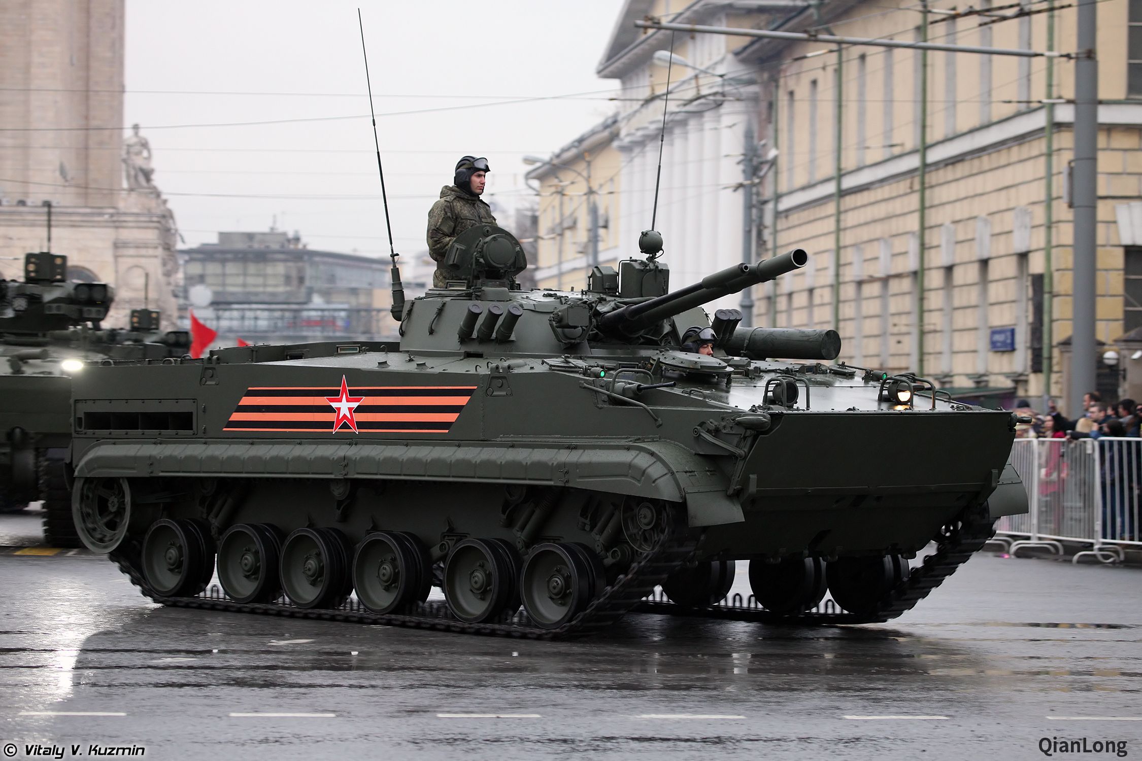 从阅兵彩排现场返回的bmp-3步兵战车.