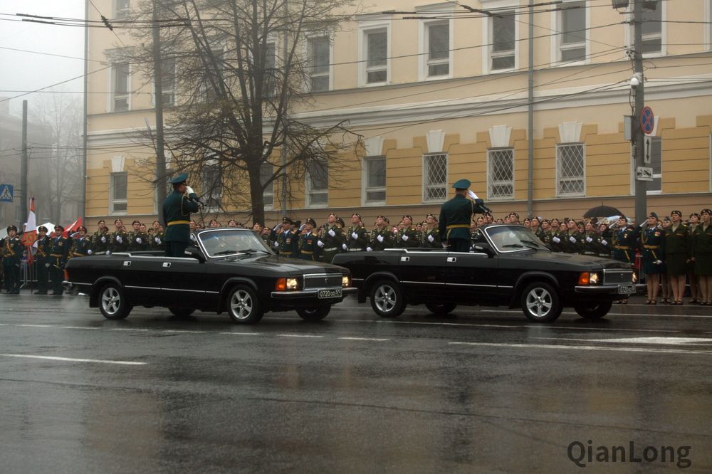阅兵首长检阅部队.