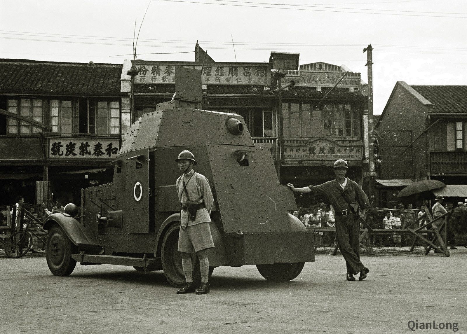 1937年的上海法租界装甲汽车配合警察保障租界安全