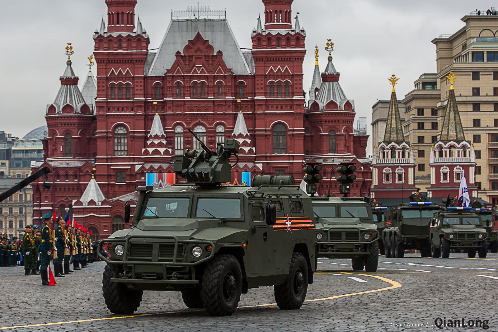 2017年俄罗斯胜利节阅兵式 装甲方阵从乌云下驶过(3)