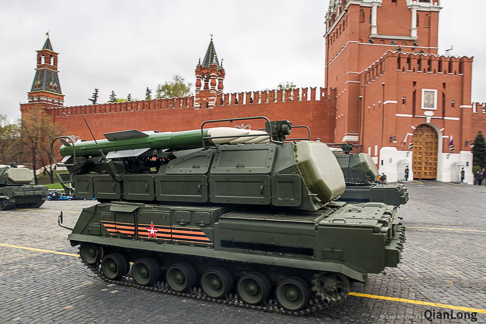 参加检阅的"山毛榉"m2防空导弹系统.
