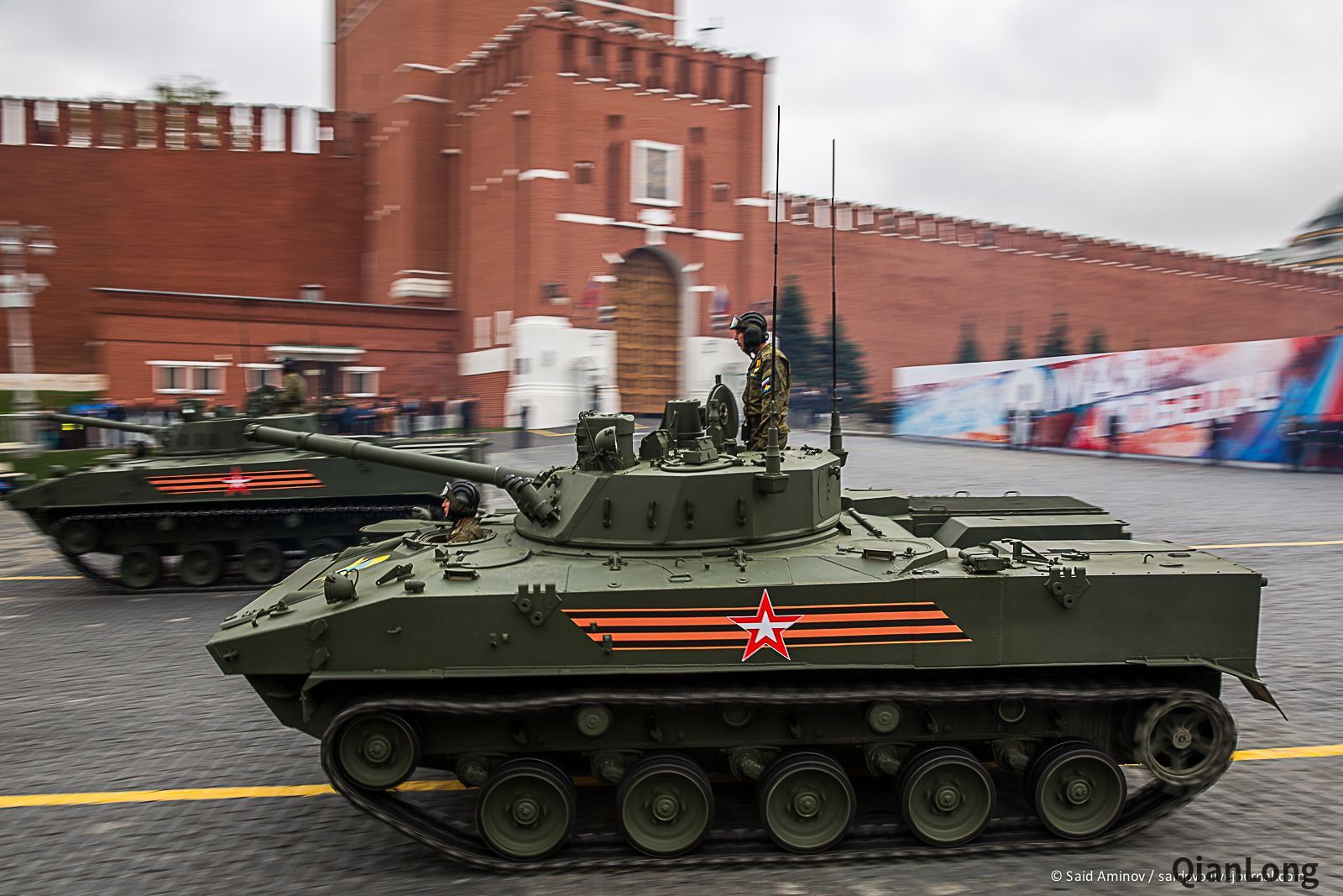 空降兵部队的bmd-4m空降战车驶过参加检阅,已经是红场阅兵的常客了.
