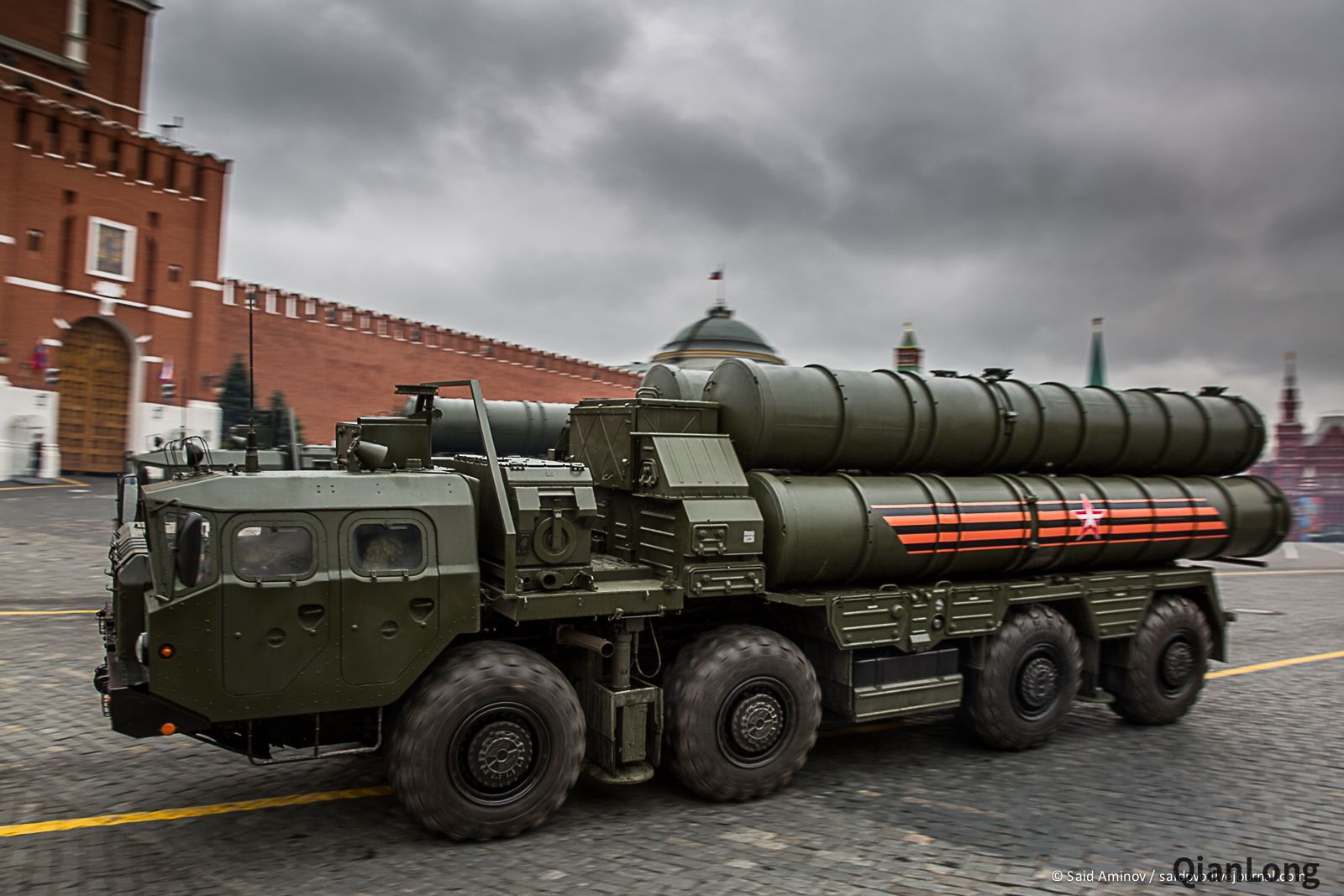 2017年俄罗斯胜利节阅兵式 装甲方阵从乌云下驶过(23)