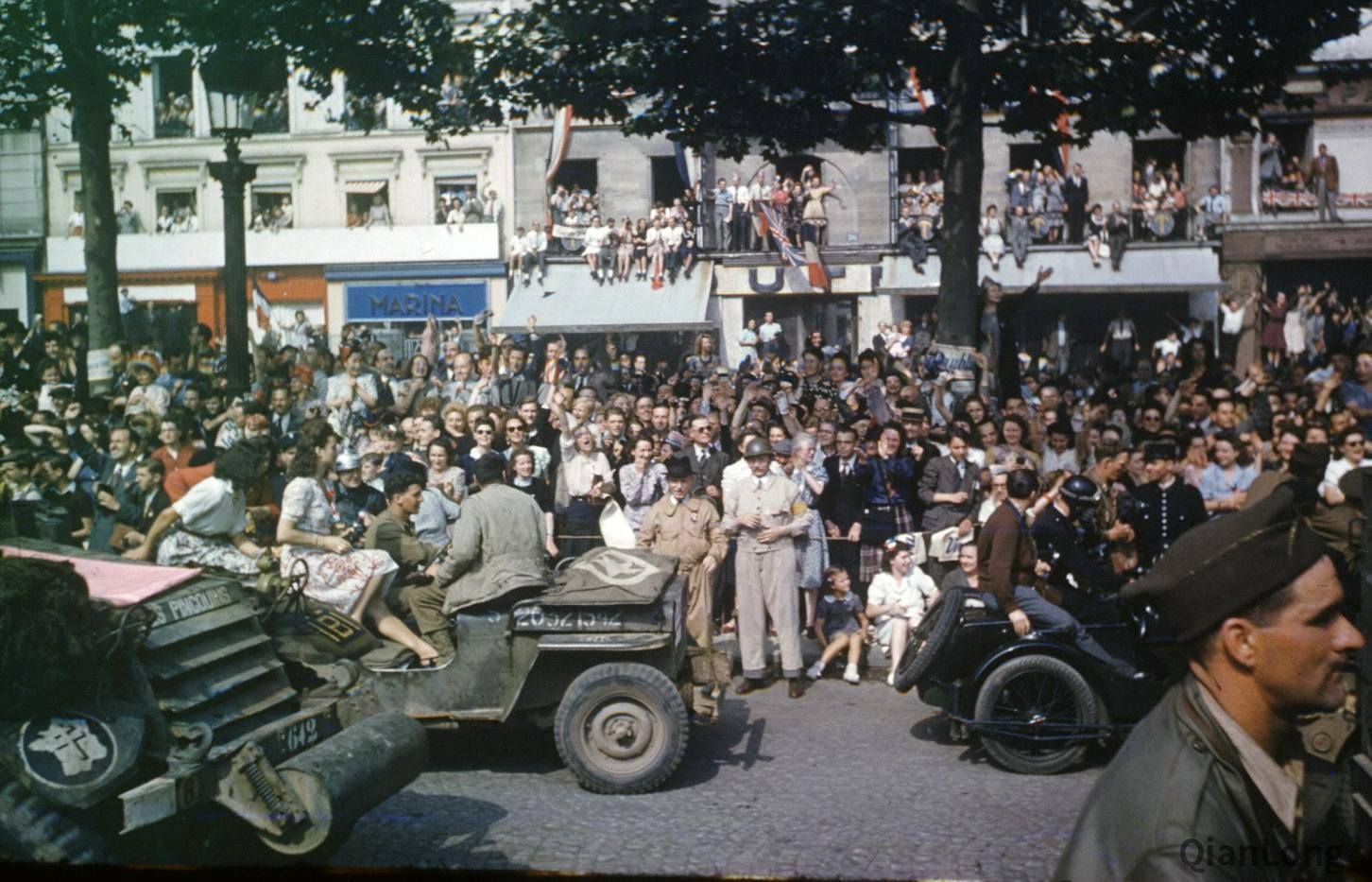 盟军解放巴黎老照片 戴高乐与自由法国军队通过凯旋门(10)