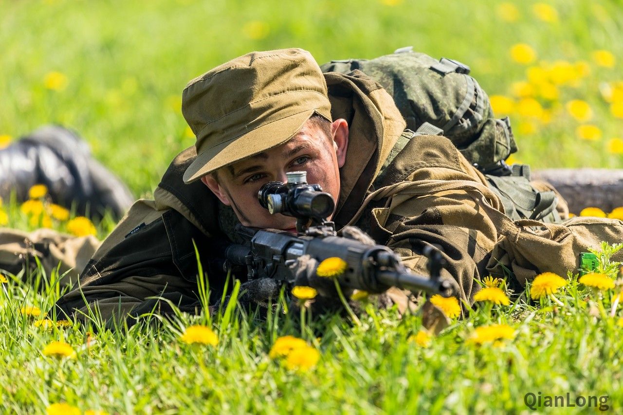 俄东部军区举行侦察兵比赛内部选拔狙击手换了新枪
