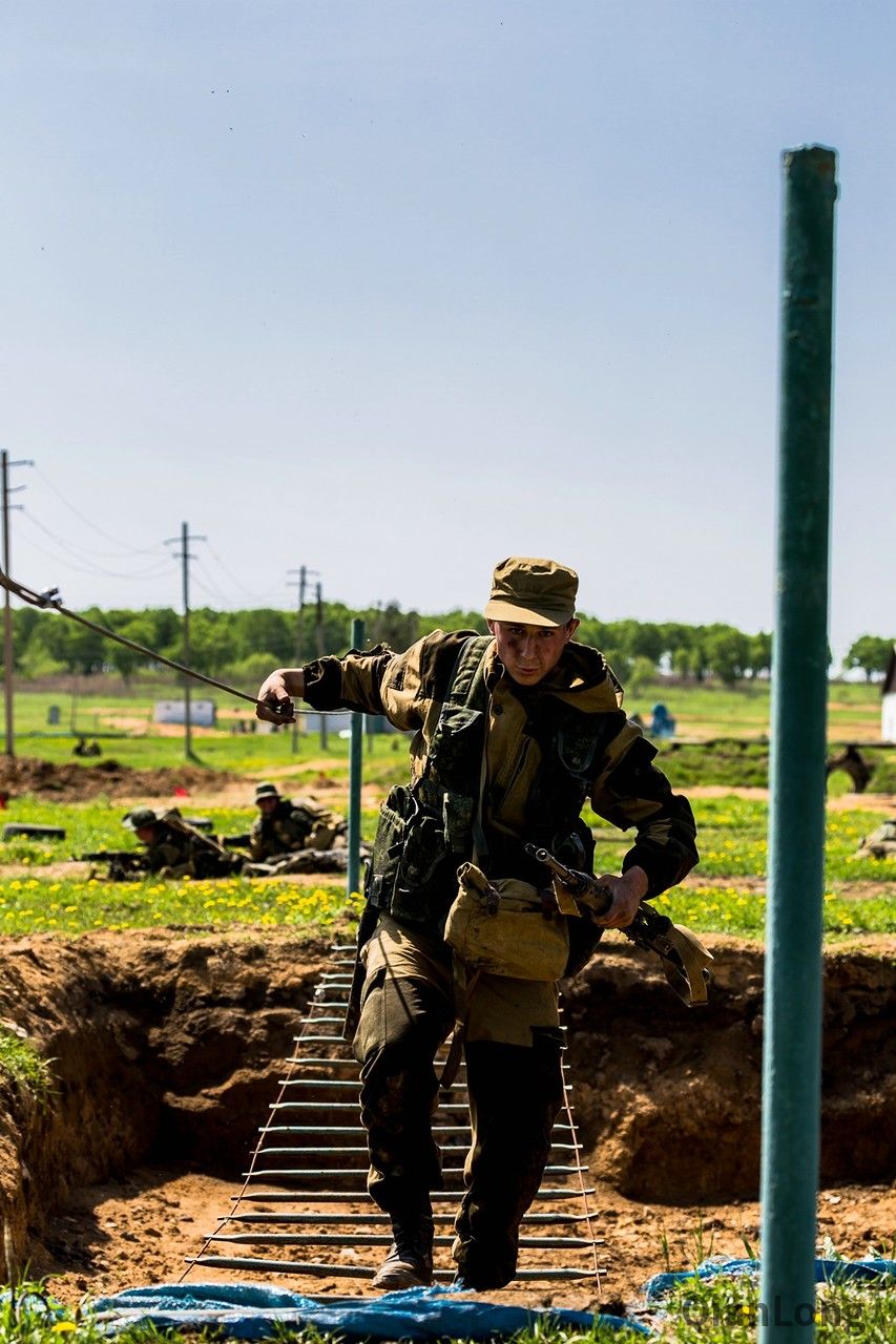 俄东部军区举行侦察兵比赛内部选拔狙击手换了新枪8