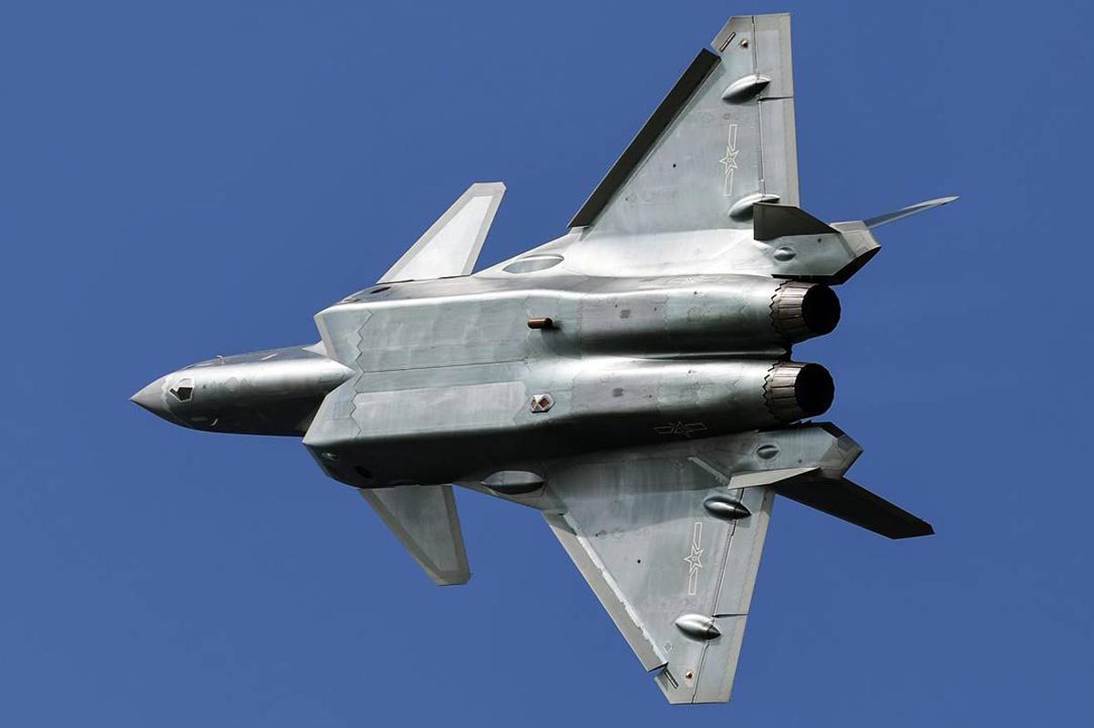 网友发布国产歼20战机高清照罕见角度展现机身细节3