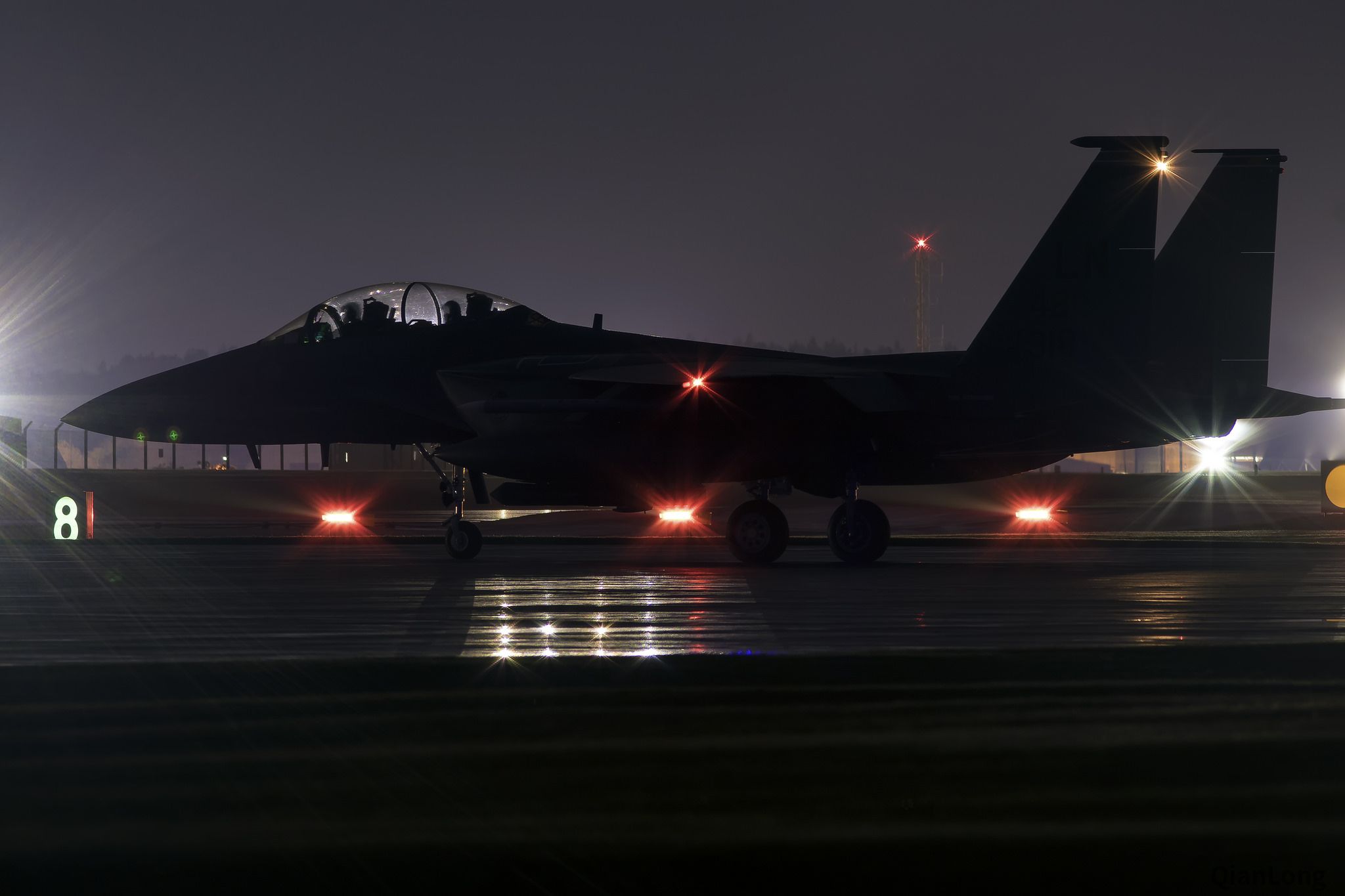 f-15e"攻击鹰"战斗机进行夜间飞行训练