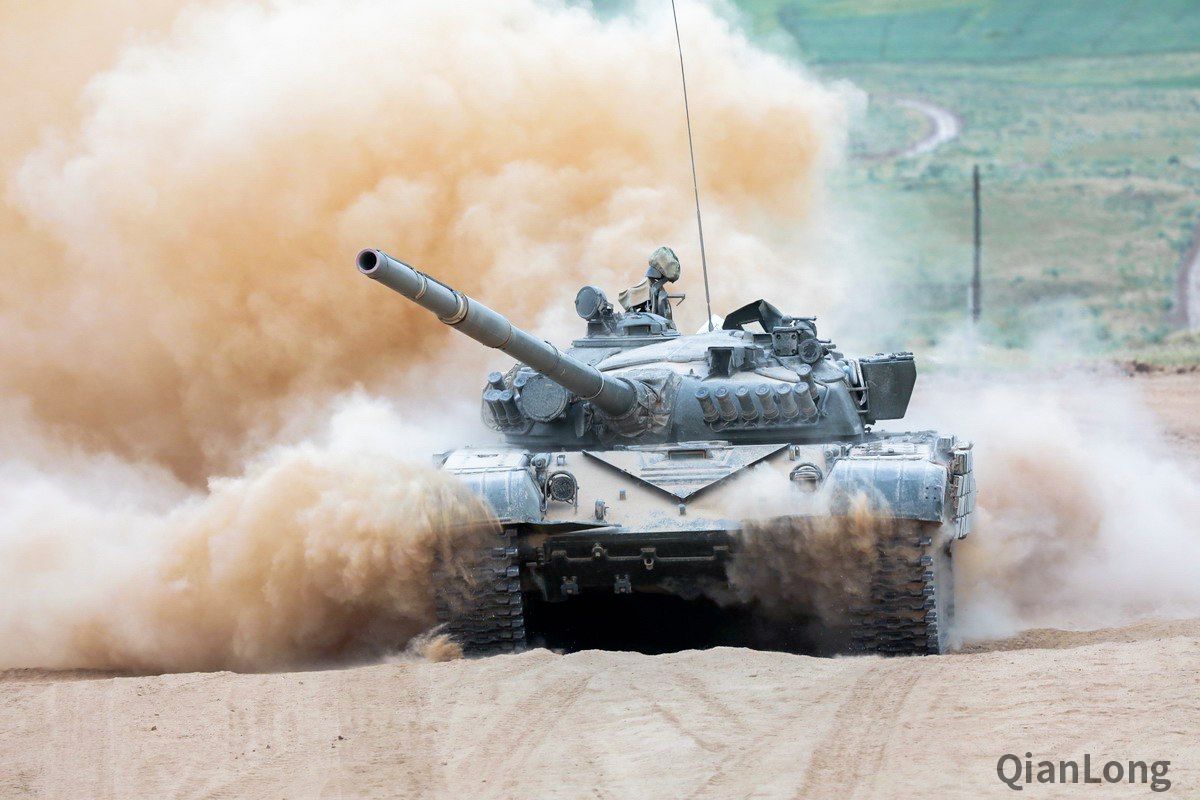 参加演习的t-72a主战坦克.