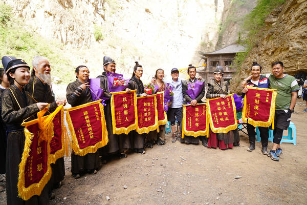 《武林怪兽》杀青众演员不舍 刘伟强送锦旗感谢