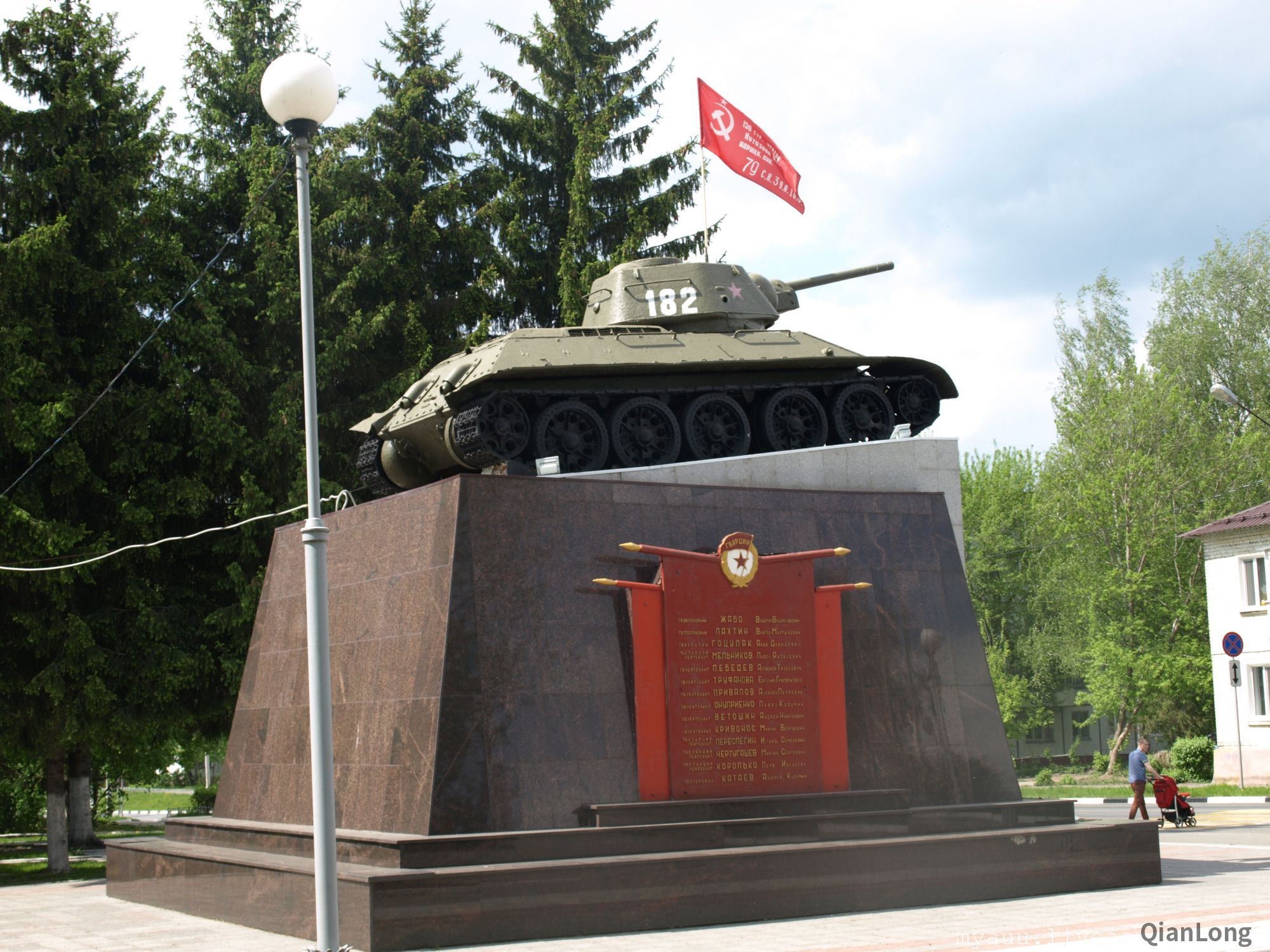 布良斯克州境内的t3476坦克纪念碑就在哗哗响的布良斯克森林旁