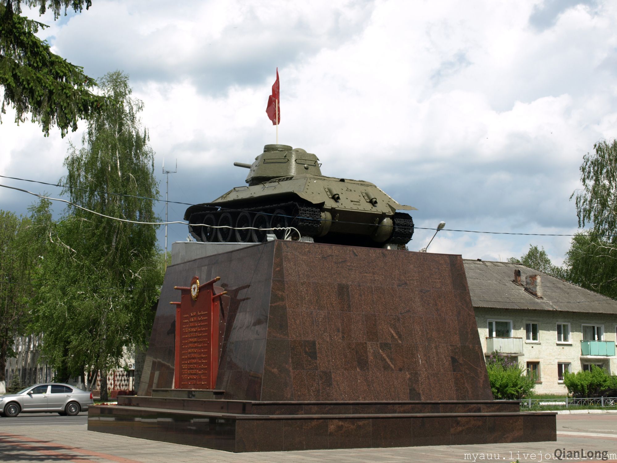 布良斯克州境内的t3476坦克纪念碑就在哗哗响的布良斯克森林旁3