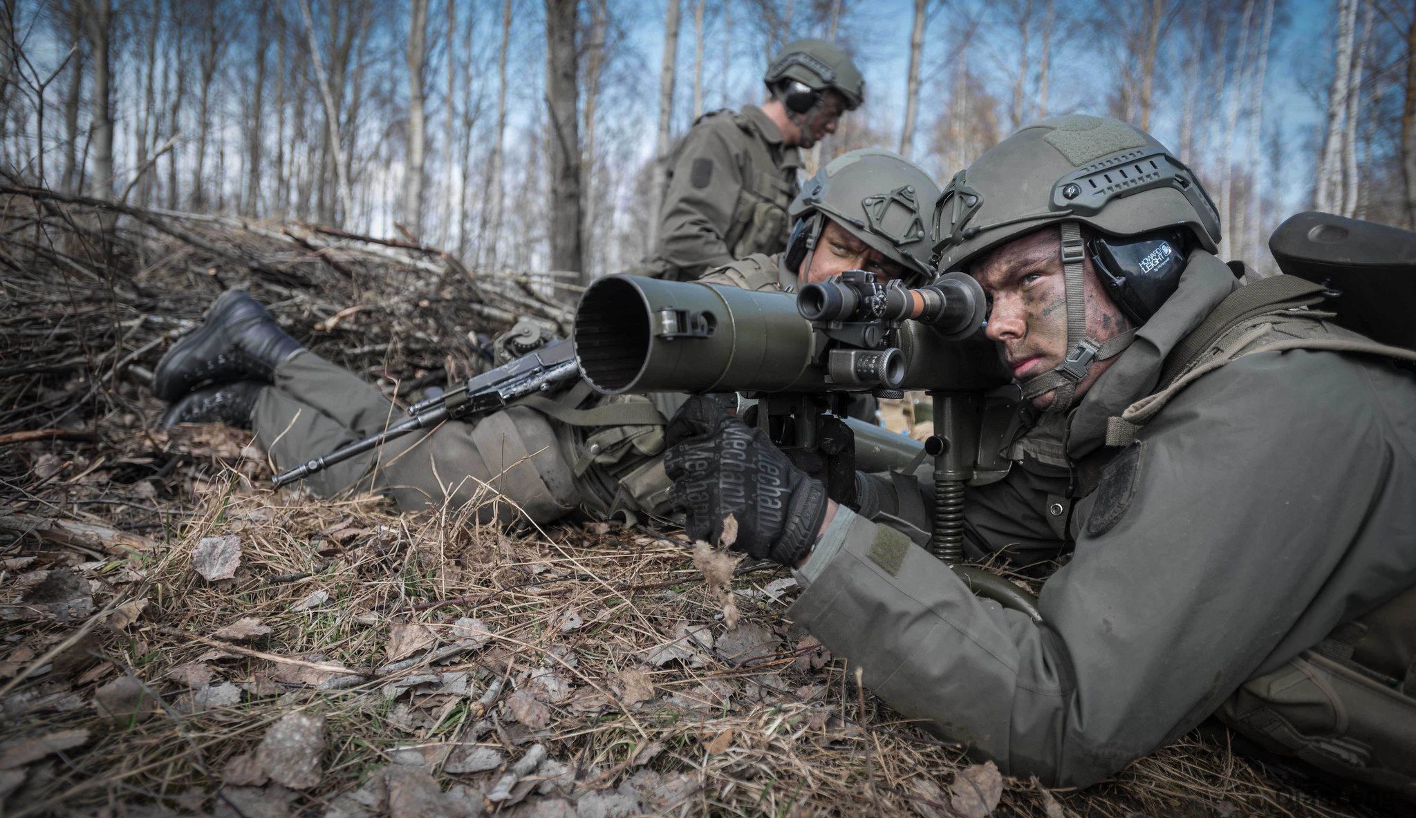 奥地利军校生演习 坦克和装甲车做陪练(2)