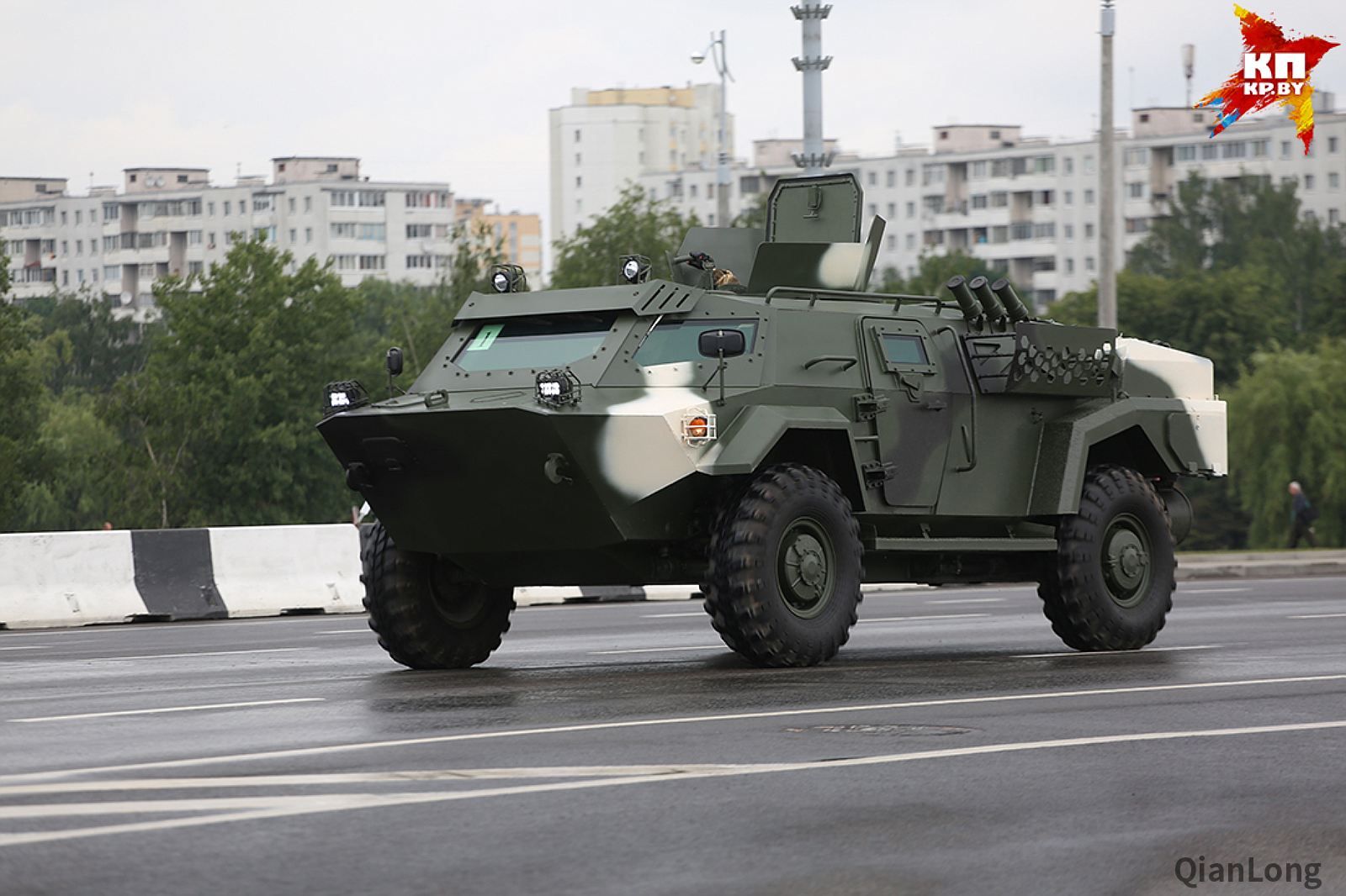 17.参加阅兵式的"沃拉特"v1装甲车.18.参加阅兵式的"沃拉特"v1装甲车.