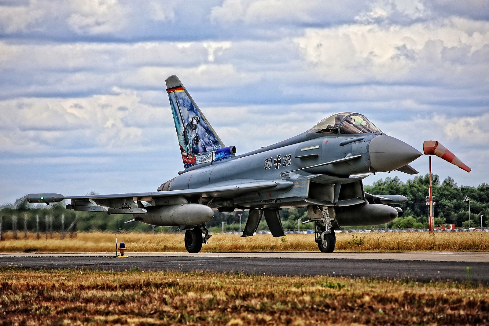德国空军的"台风"战斗机,垂尾上加装了纪念涂装.